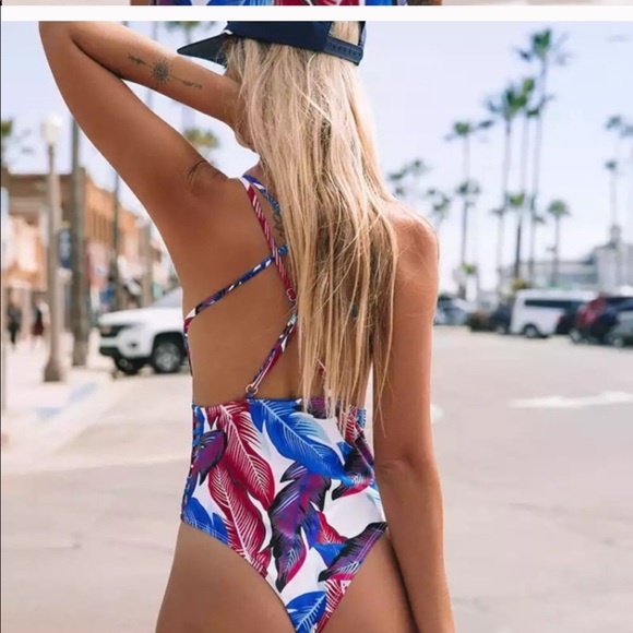 New Plunging v neck strappy swimsuit - Picture 5 of 7